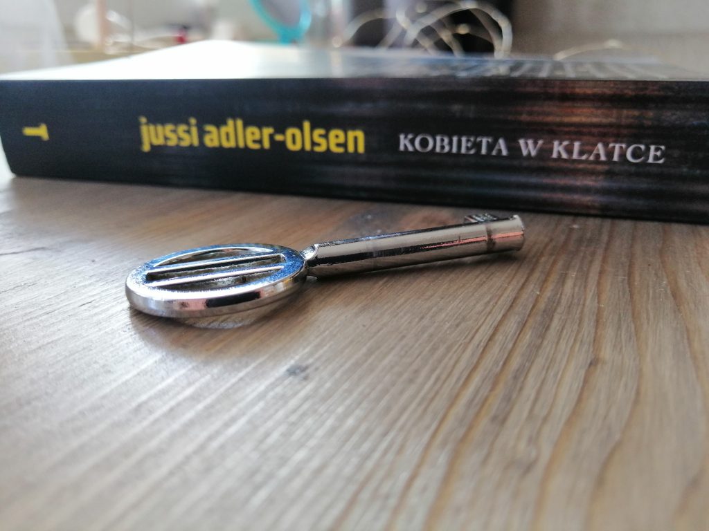 Okładka książki "Kobieta w klatce" Jussi Adler-Olsen