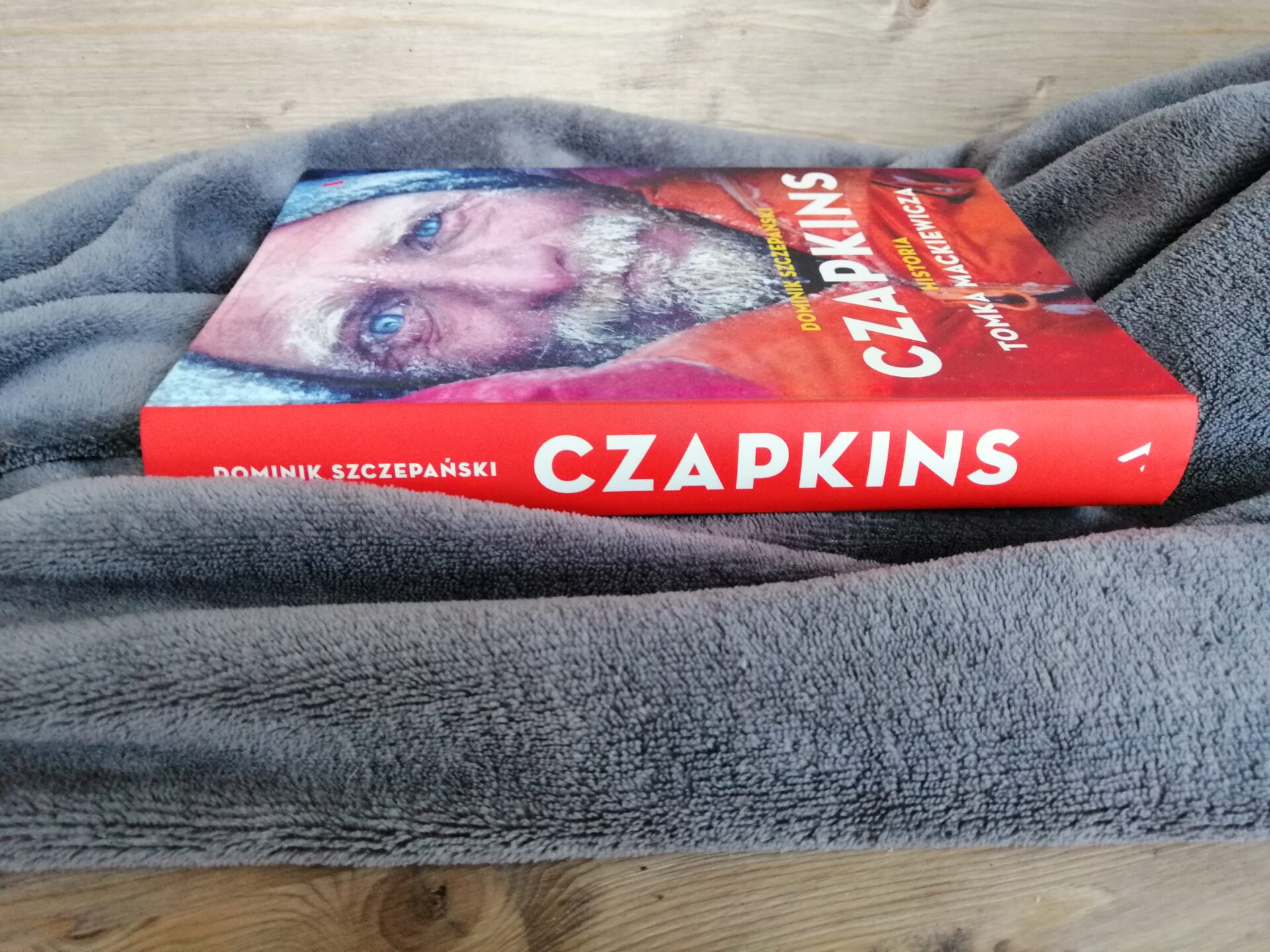 Okładka książki "Czapkins. Historia Tomka Mackiewicza" Dominik Szczepański