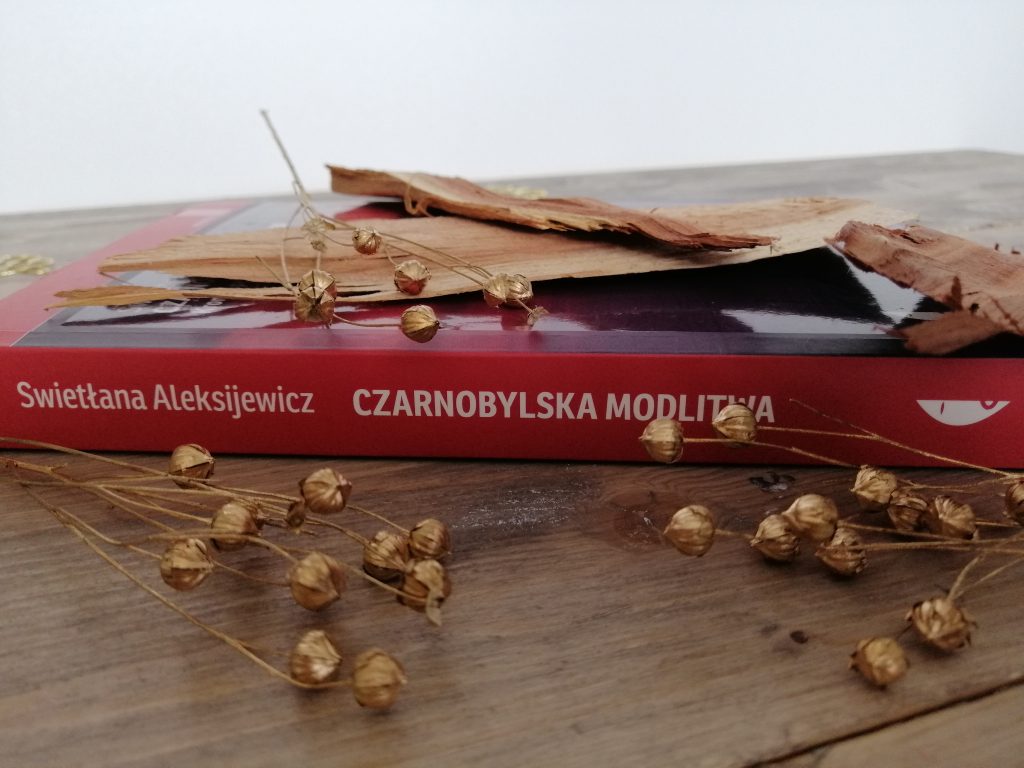 Okładka książki "Czarnobylska modlitwa" Swietłana Aleksijewicz