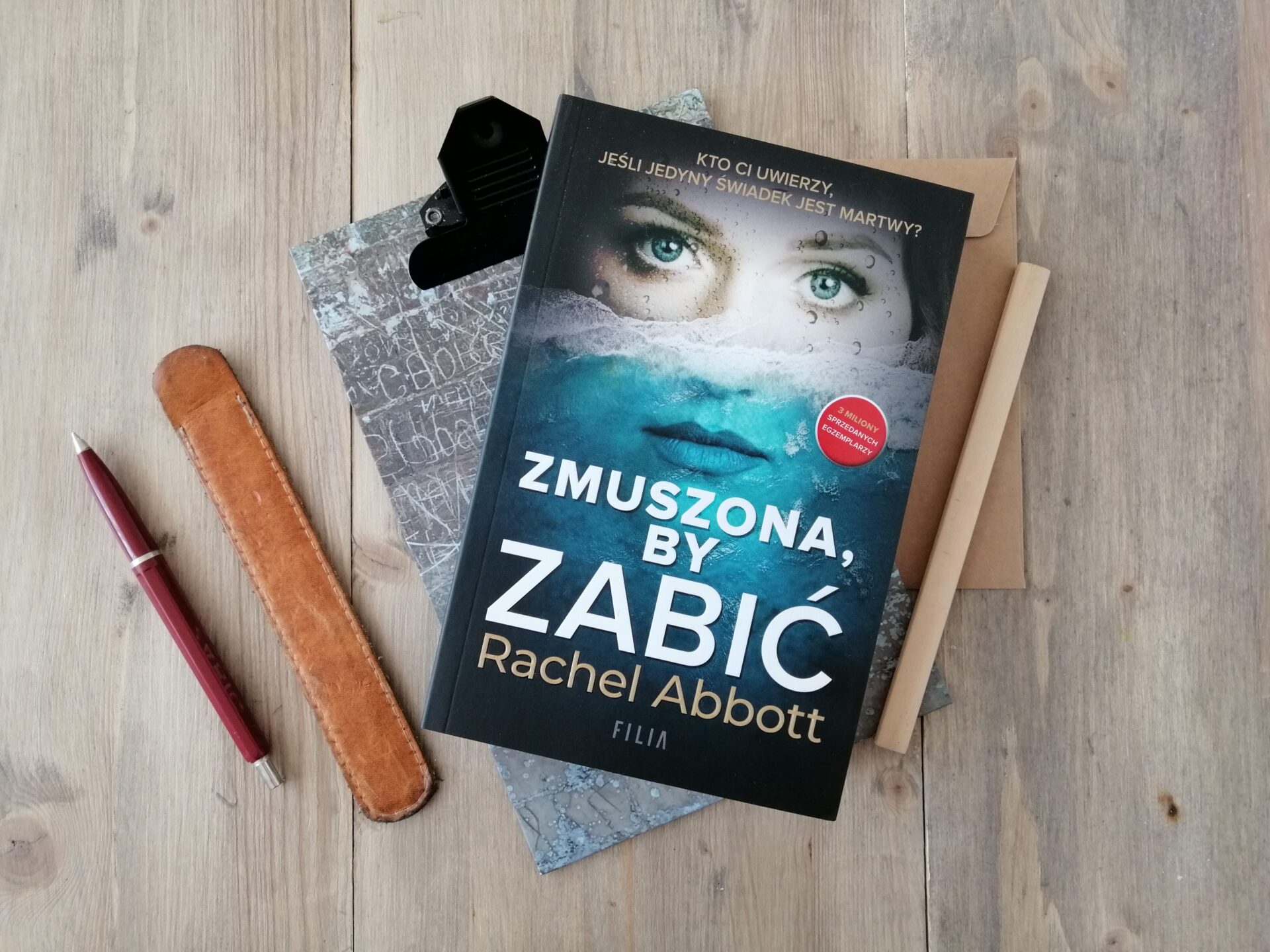 Okładka książki "Zmuszona, by zabić" Rachel Abbott