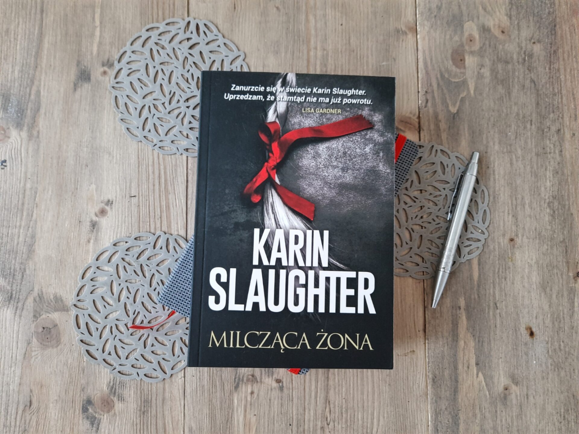 okładka książki "Milcząca żona" Karin Slaughter