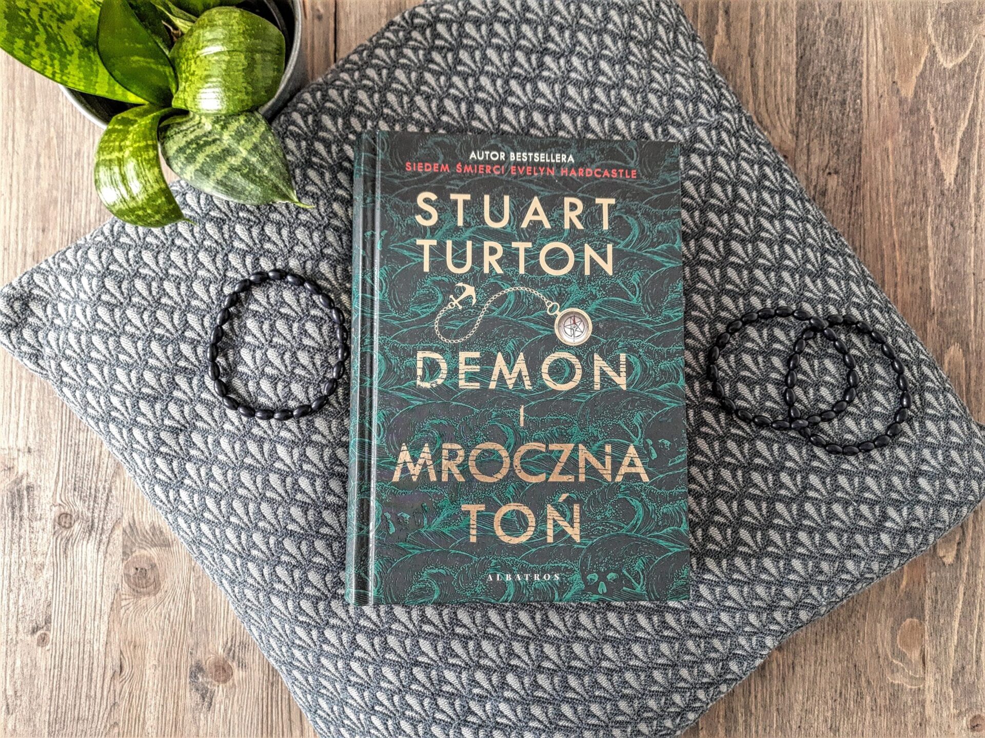 okładka książki "Demon i mroczna toń" Stuart Turton