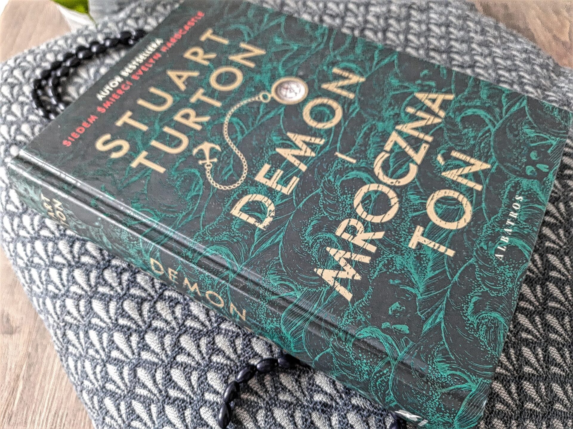 "Demon i mroczna toń" Stuart Turton