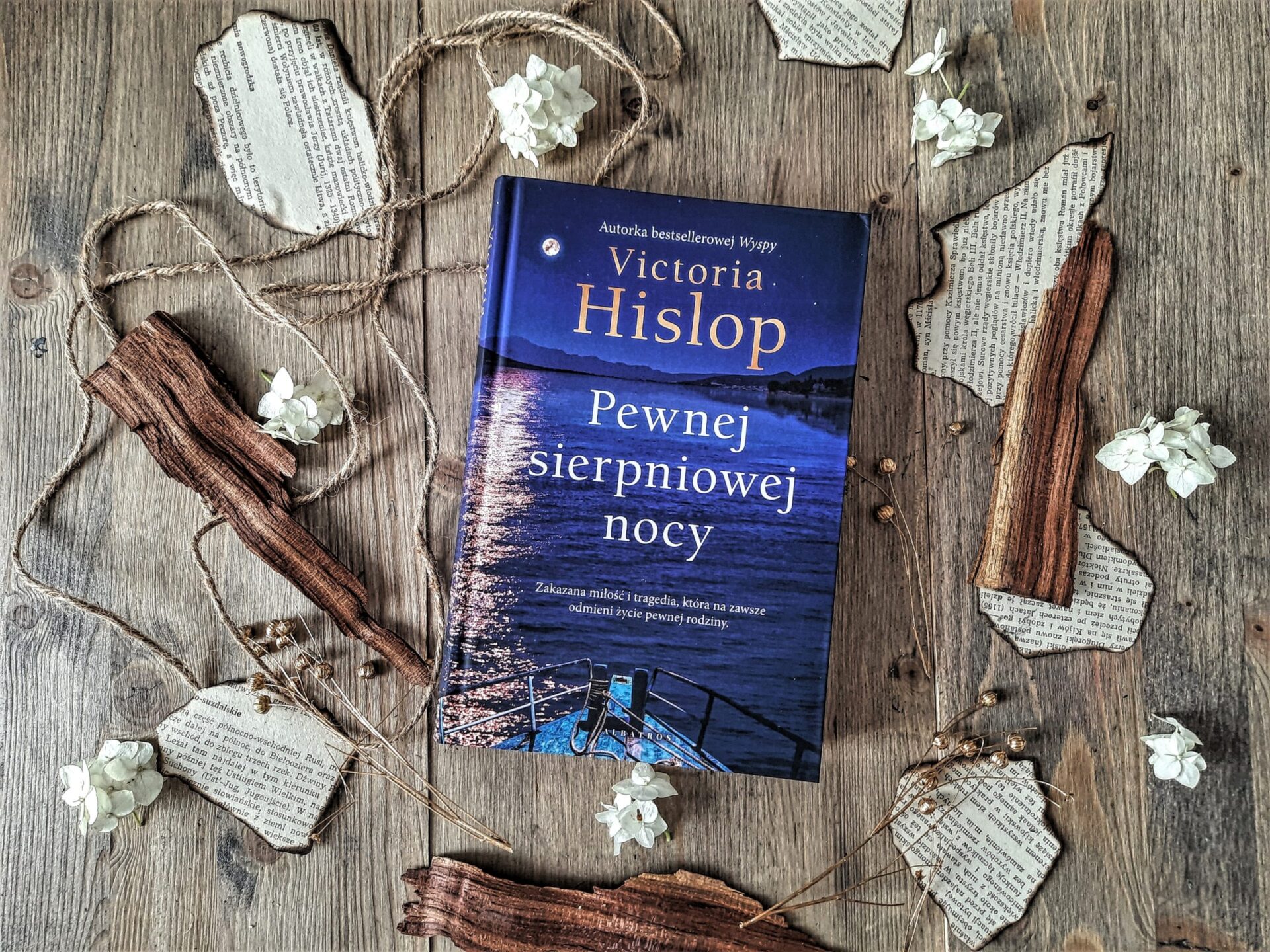 okładka książki "Pewnej sierpniowej nocy" Victoria Hislop