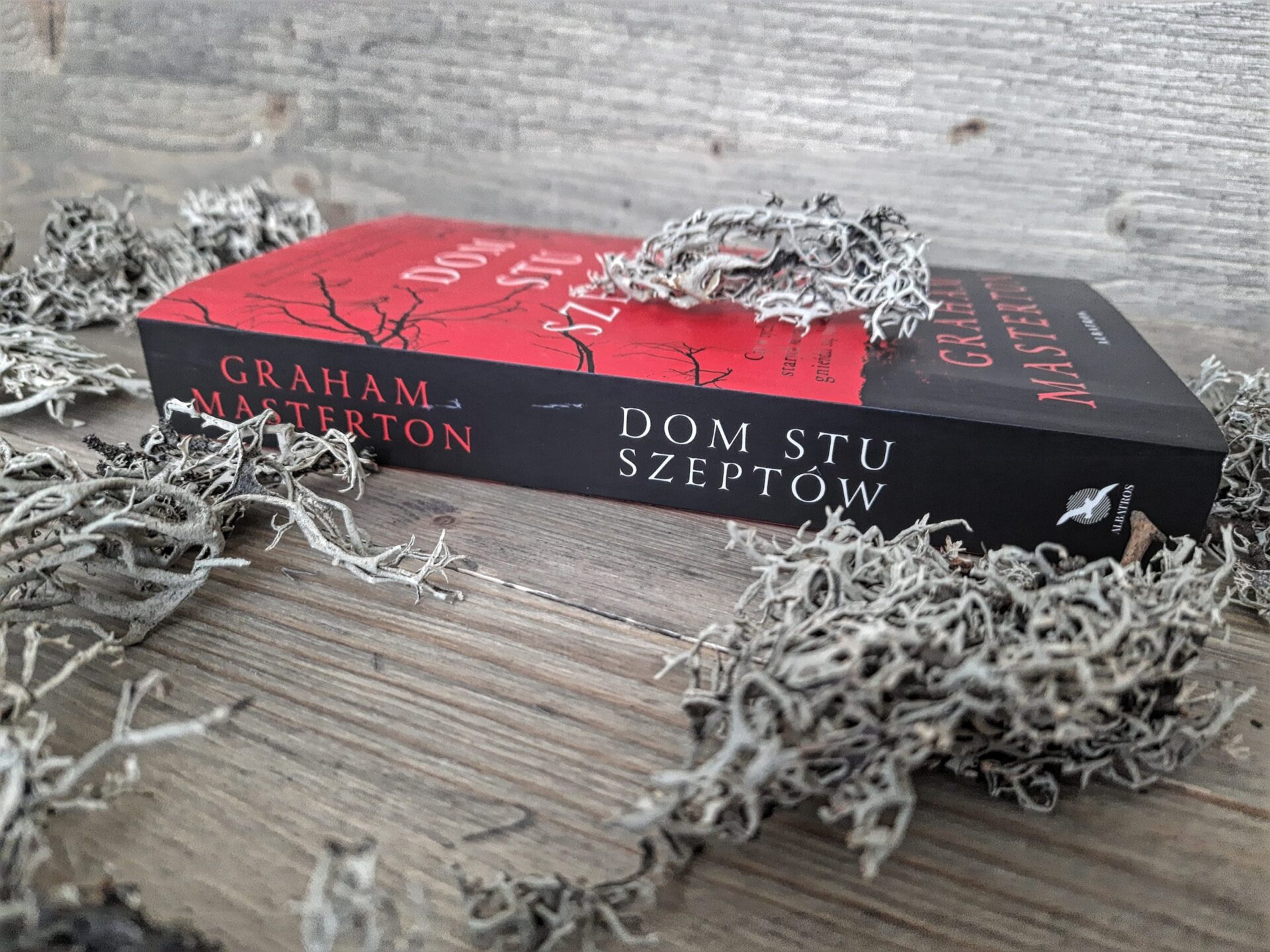 "Dom stu szeptów" Graham Masterton