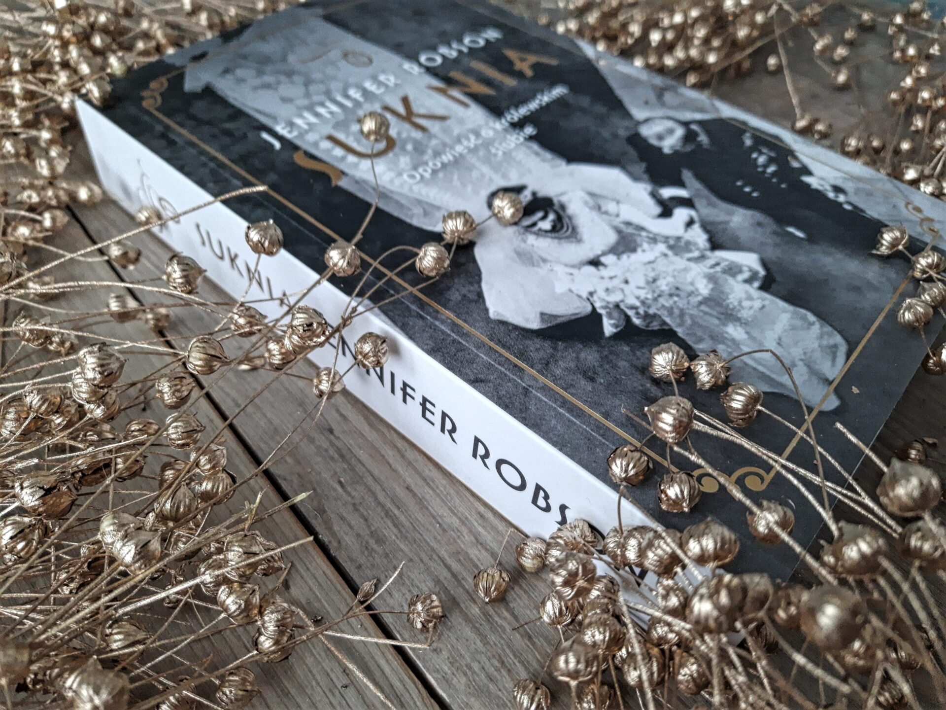 "Suknia. Opowieść o królewskim ślubie" Jennifer Robson