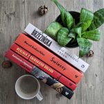 stos książek kawa roślinka