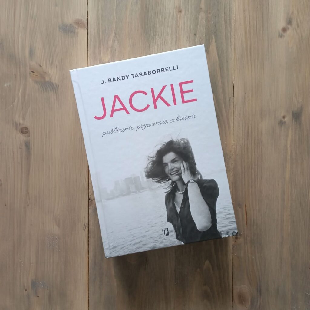 Okładka książki "Jackie. Publicznie, prywatnie, sekretnie" J. Randy Taraborrelli