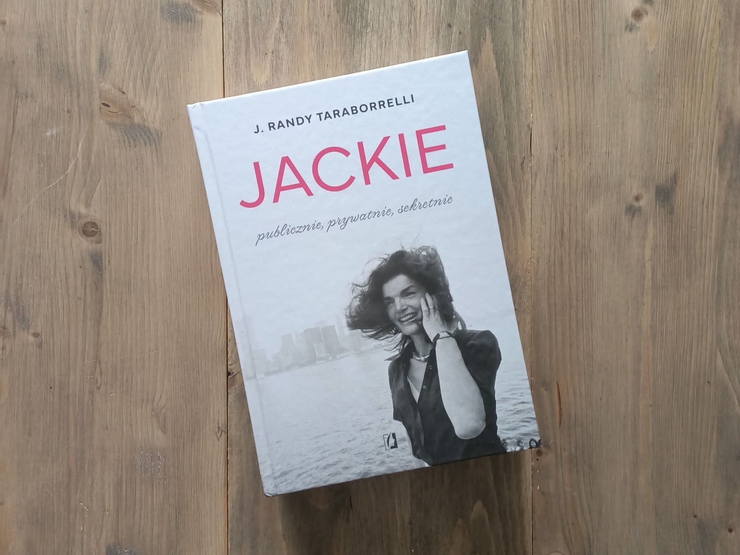 Okładka książki "Jackie. Publicznie, prywatnie, sekretnie" J. Randy Taraborrelli