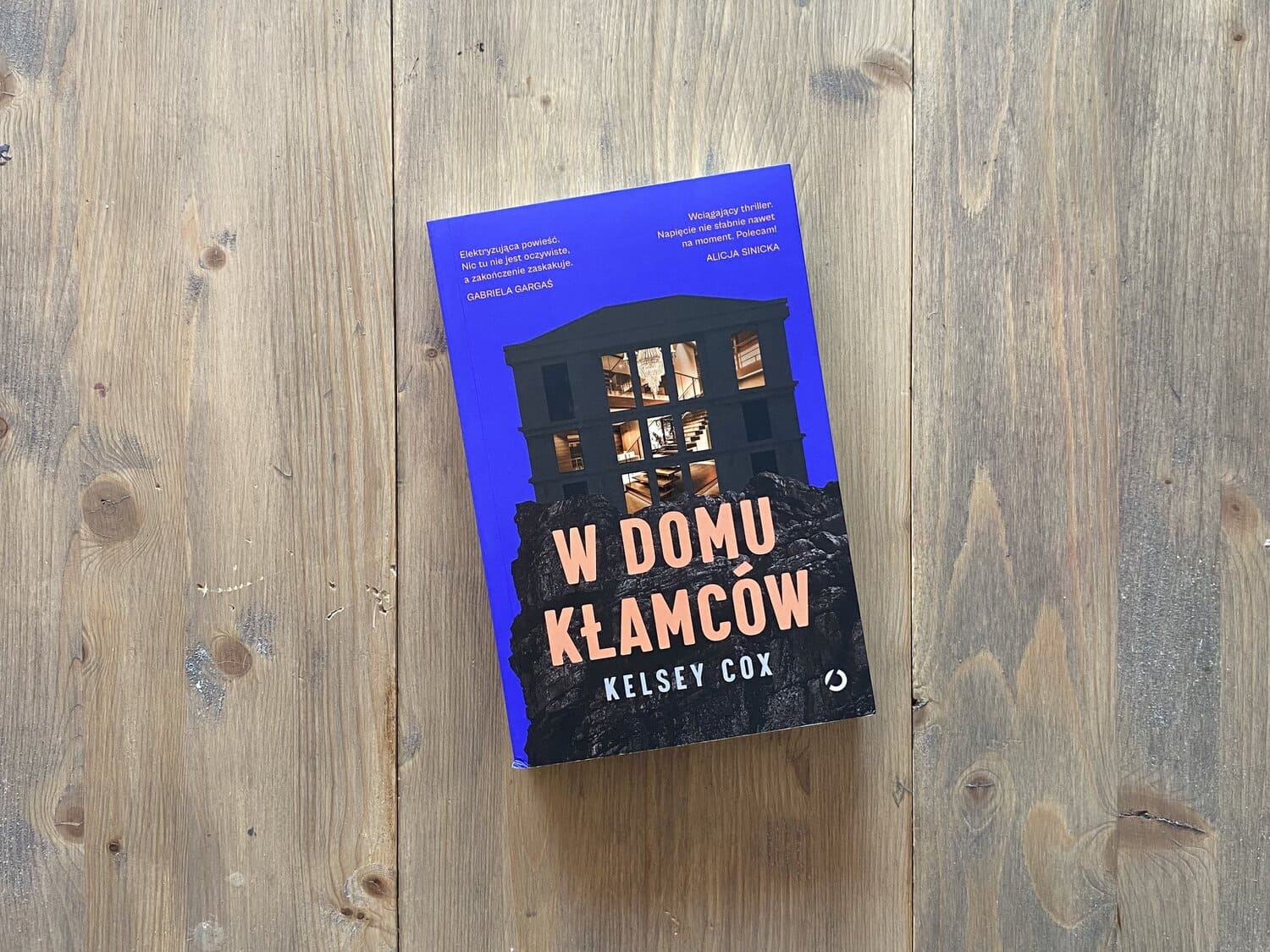 Okładka książki "W domu kłamców" Kelsey Cox