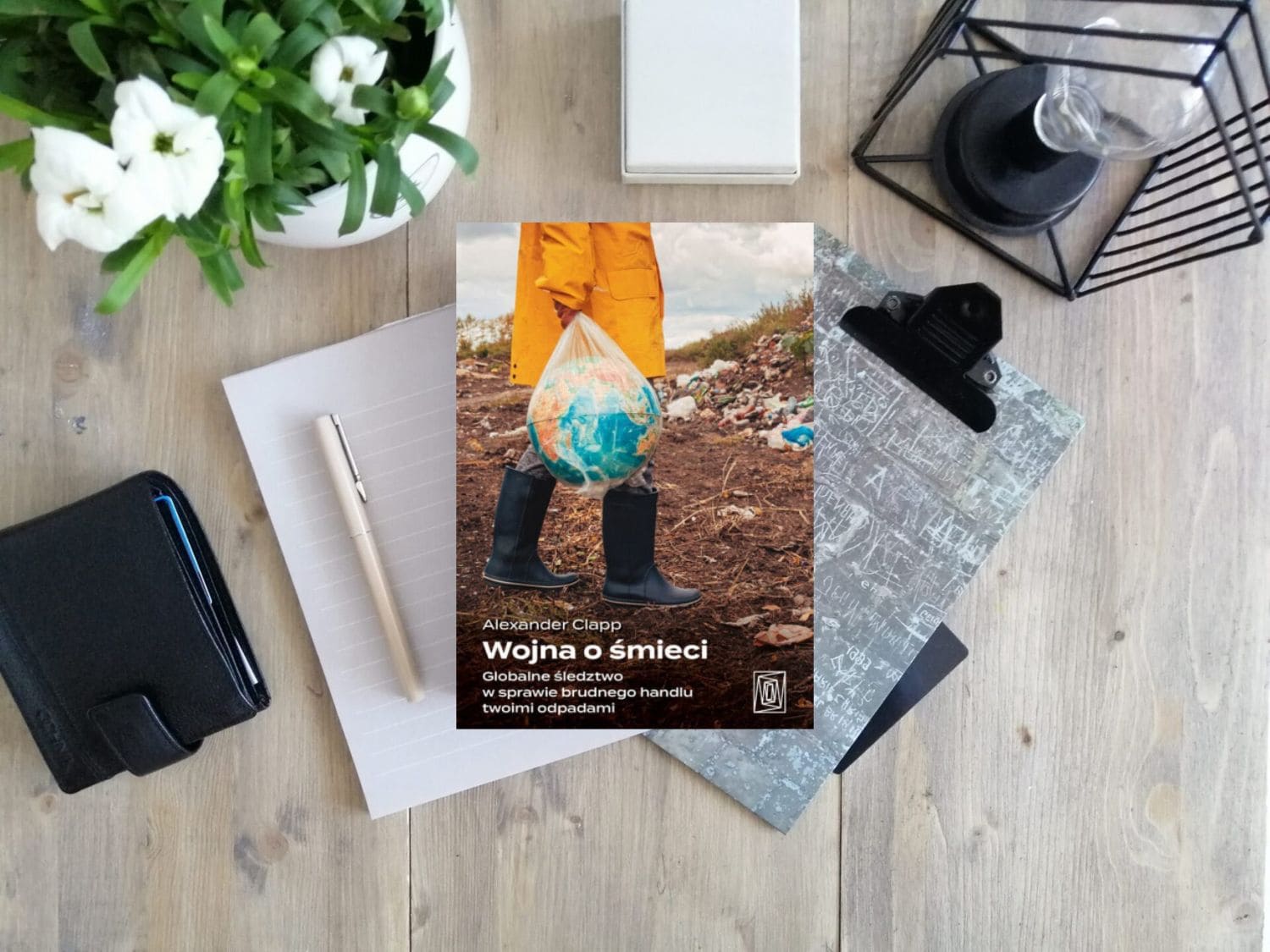 Okładka książki "Wojna o śmieci" Alexander Clapp