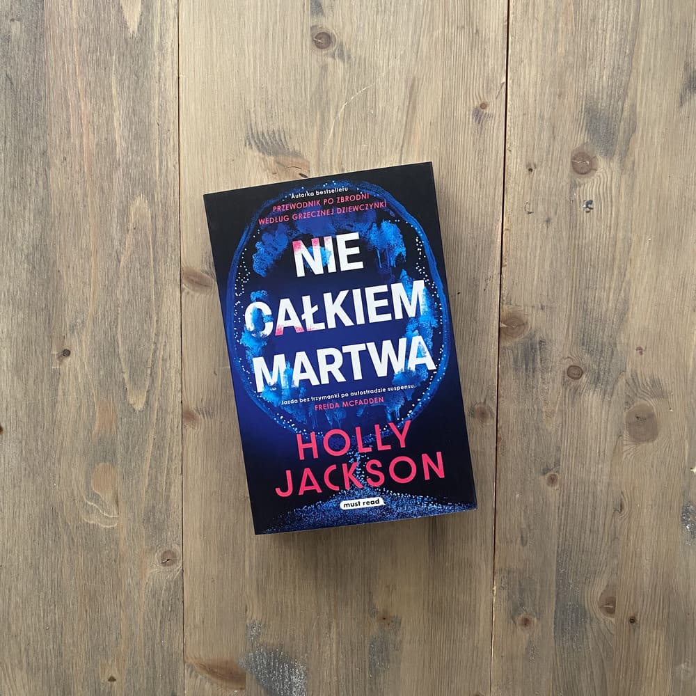 Okładka książki "Nie całkiem martwa" Holly Jackson