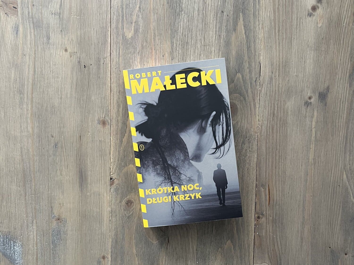 Okładka książki "Krótka noc, długi krzyk" Robert Małecki